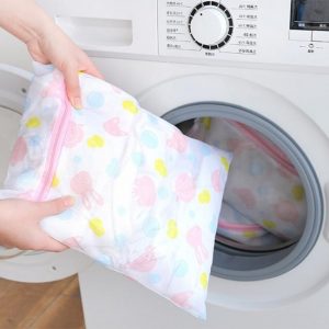 Nếu giặt áo sơ mi bằng máy giặt thì phải cho vào túi lưới giặt đồ